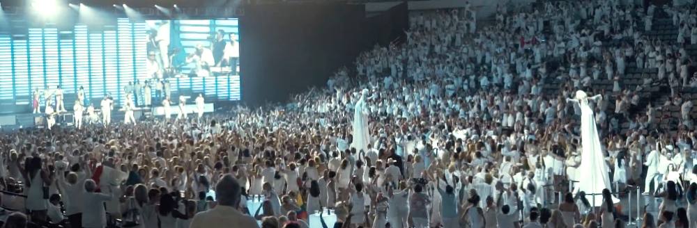 crowd photo
