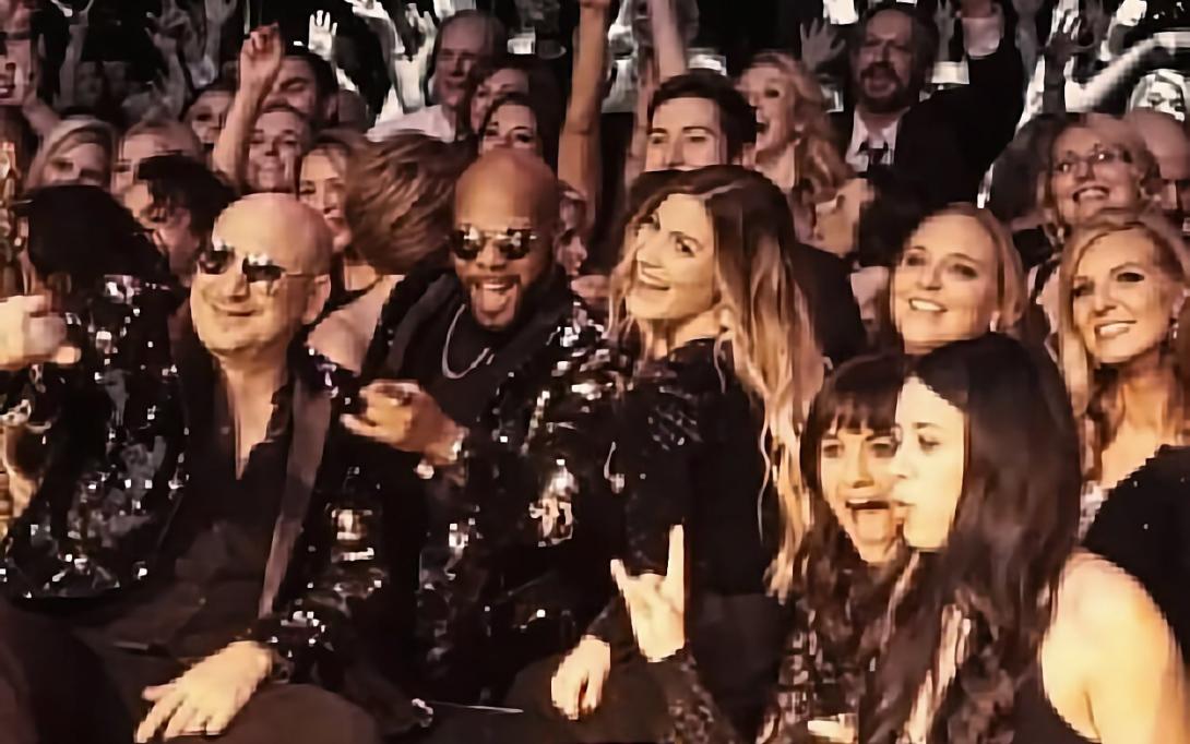 Band and audience together 